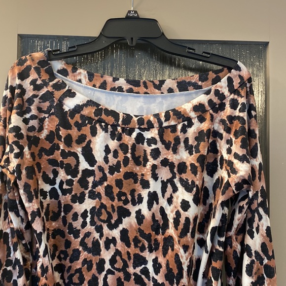 Off shoulder leopard long sleeve too - Picture 2 of 2